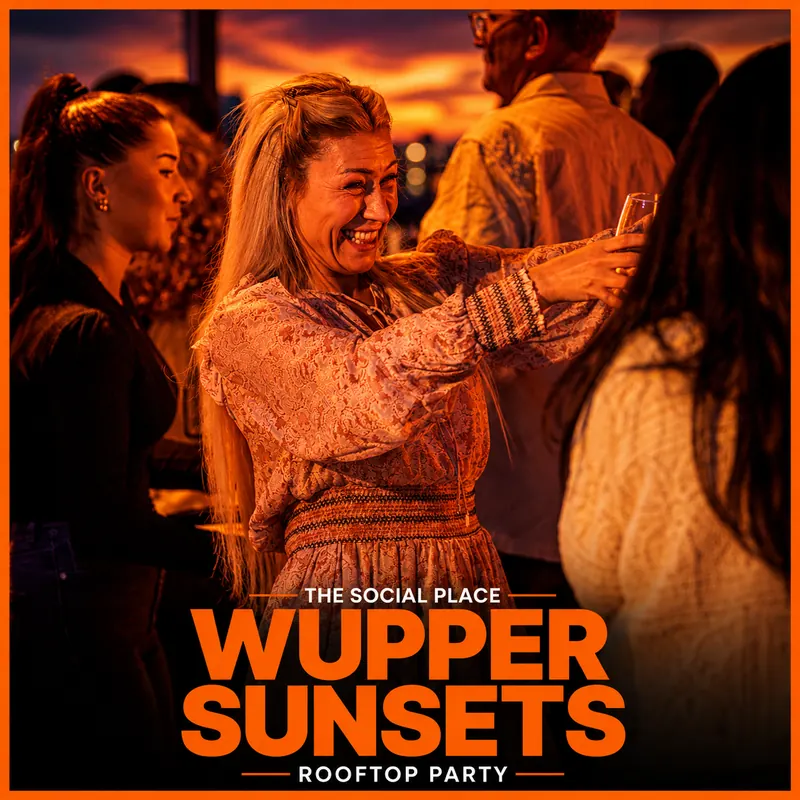 Wupper Sunsets — Gast tanzt mit Drink vor Wuppertaler Skyline