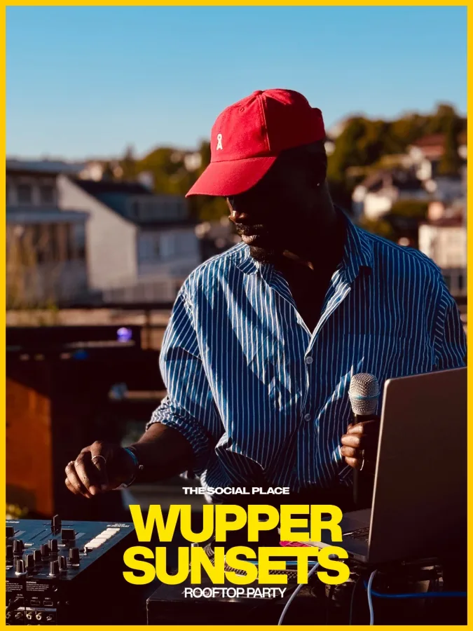 DJ mit Mikrofon vor der Wuppertaler Skyline